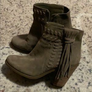 Woman’s Jessica Simpson boots size 6